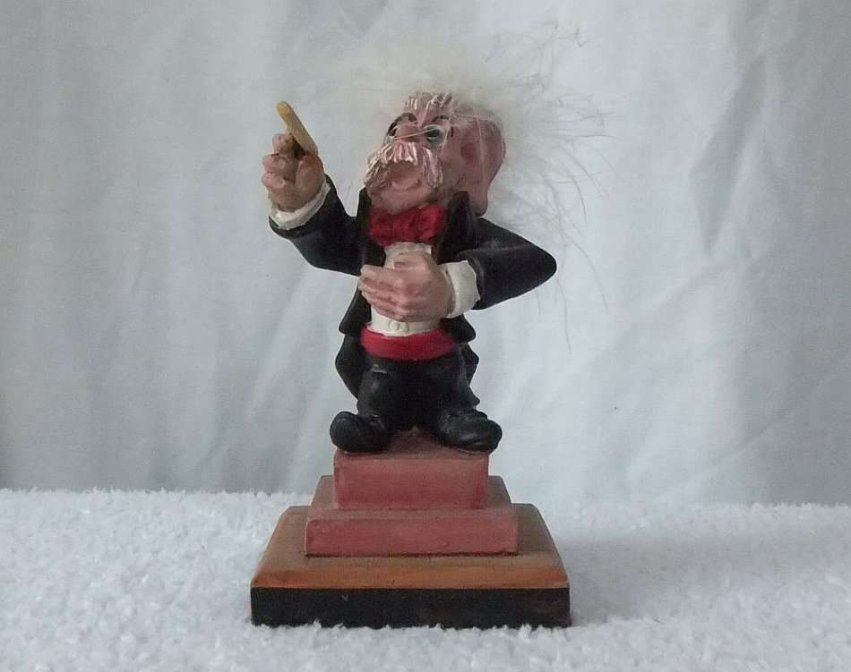 A HIGHLY DETAILED EYE CATCHING VINTAGE SOLID RESIN COMPOSITE FIGURE OF AN ORCHESTRA CONDUCTOR !! FUN