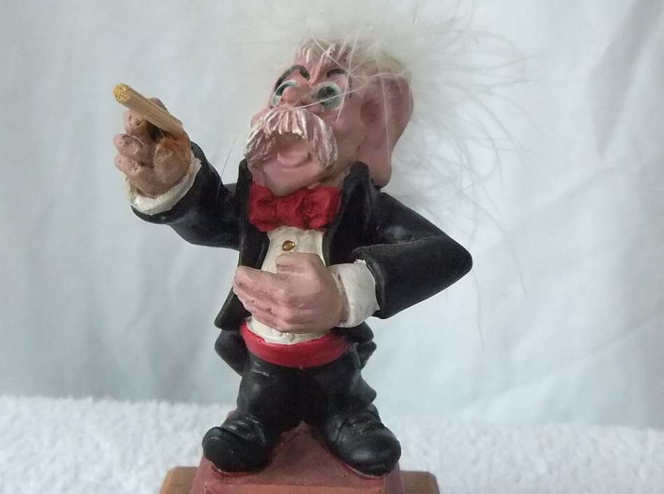 A HIGHLY DETAILED EYE CATCHING VINTAGE SOLID RESIN COMPOSITE FIGURE OF AN ORCHESTRA CONDUCTOR !! FUN