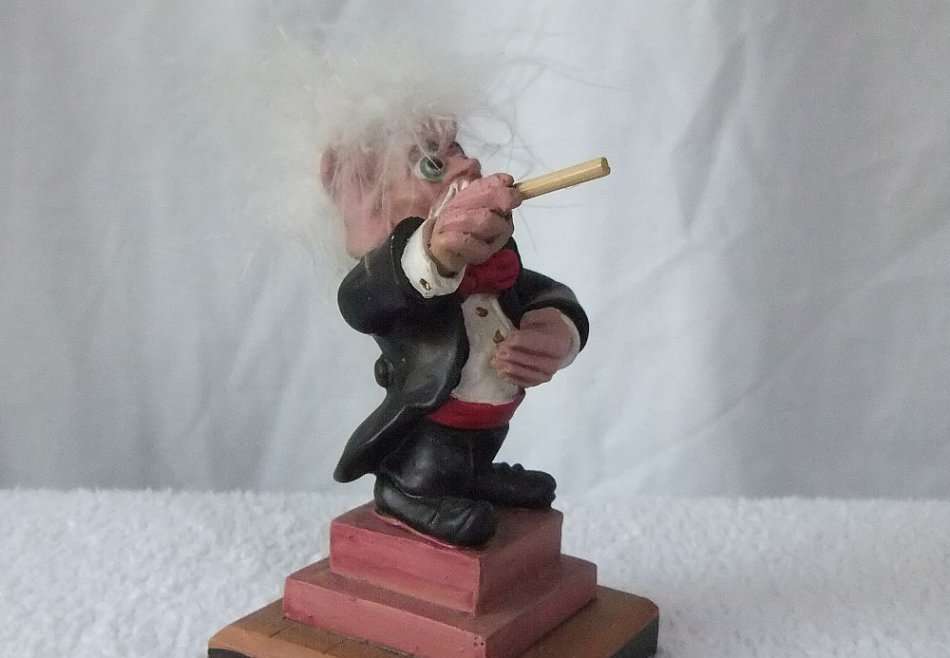 A HIGHLY DETAILED EYE CATCHING VINTAGE SOLID RESIN COMPOSITE FIGURE OF AN ORCHESTRA CONDUCTOR !! FUN