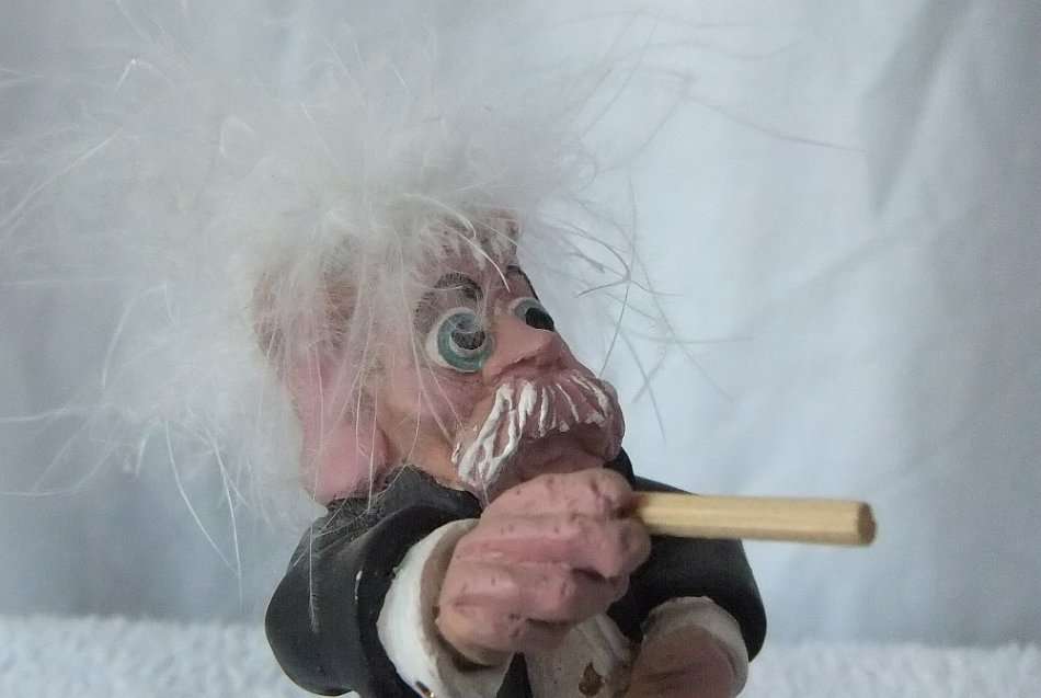 A HIGHLY DETAILED EYE CATCHING VINTAGE SOLID RESIN COMPOSITE FIGURE OF AN ORCHESTRA CONDUCTOR !! FUN