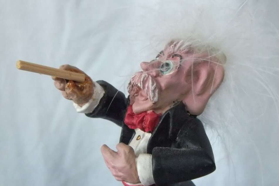 A HIGHLY DETAILED EYE CATCHING VINTAGE SOLID RESIN COMPOSITE FIGURE OF AN ORCHESTRA CONDUCTOR !! FUN