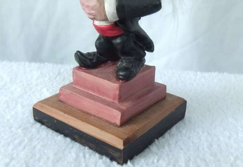 A HIGHLY DETAILED EYE CATCHING VINTAGE SOLID RESIN COMPOSITE FIGURE OF AN ORCHESTRA CONDUCTOR !! FUN