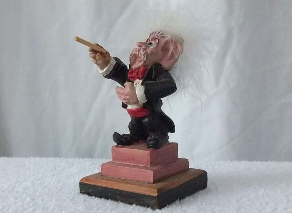 A HIGHLY DETAILED EYE CATCHING VINTAGE SOLID RESIN COMPOSITE FIGURE OF AN ORCHESTRA CONDUCTOR !! FUN