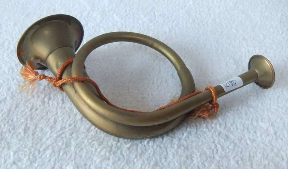 A VERY COOL MILITARY LOOKING BRASS HORN MUSICAL INSTRUMENT ...NO IDEA HOW TO USE IT BUT LOOKS GREAT