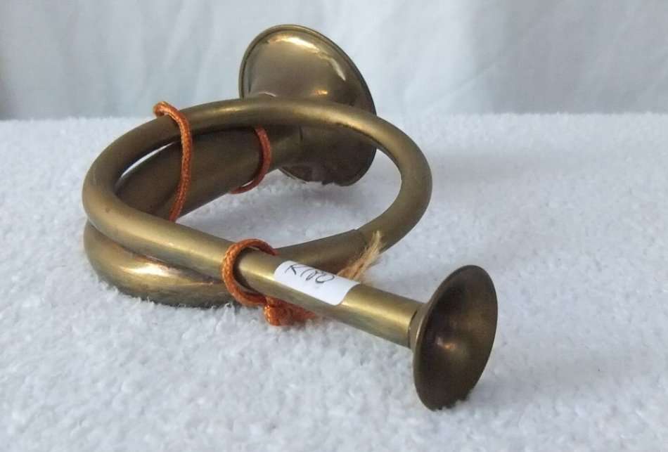 A VERY COOL MILITARY LOOKING BRASS HORN MUSICAL INSTRUMENT ...NO IDEA HOW TO USE IT BUT LOOKS GREAT