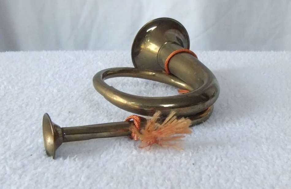 A VERY COOL MILITARY LOOKING BRASS HORN MUSICAL INSTRUMENT ...NO IDEA HOW TO USE IT BUT LOOKS GREAT