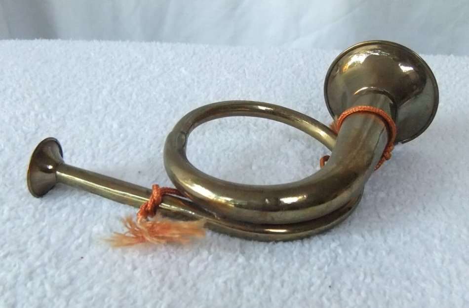 A VERY COOL MILITARY LOOKING BRASS HORN MUSICAL INSTRUMENT ...NO IDEA HOW TO USE IT BUT LOOKS GREAT