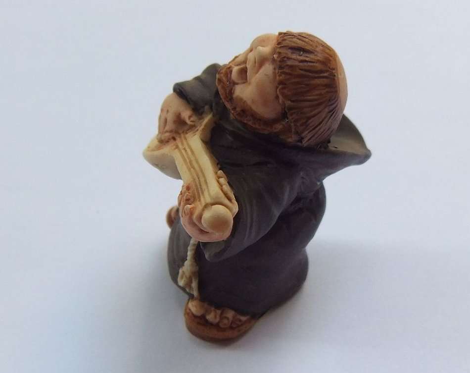 A VERY CUTE VINTAGE HAND PAINTED ITALIAN MADE FIGURE OF A MUSICIAN MONK BY ARTEFICE !!