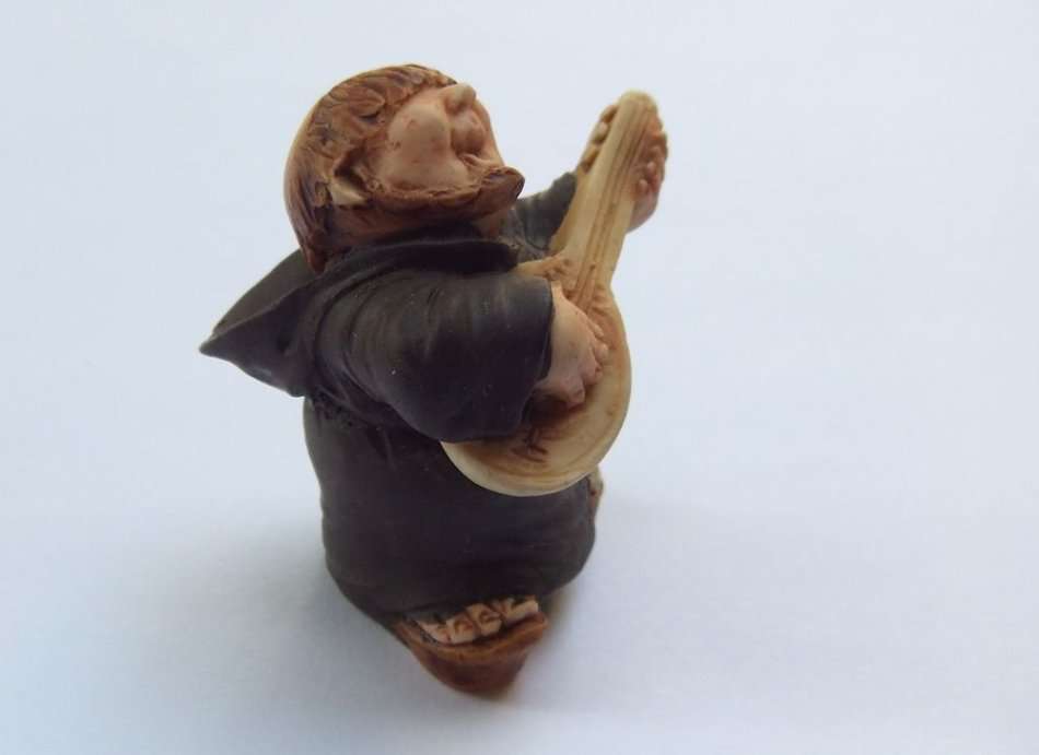 A VERY CUTE VINTAGE HAND PAINTED ITALIAN MADE FIGURE OF A MUSICIAN MONK BY ARTEFICE !!
