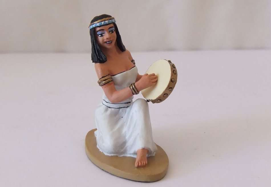 A SUPERBLY DETAILED HAND PAINTED SOLID LEAD FIGURE OF AN EGYPTIAN GODDESS BY KING AND COUNTRY !! WOW