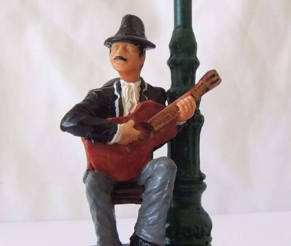 FROM ARGENTINA !! A VINTAGE HAND PAINTED RESIN FIGURE OF A GUITARIST RESTING AT A LAMP POST !! SWEET