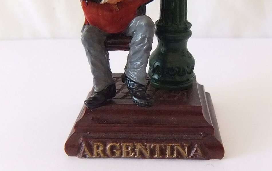 FROM ARGENTINA !! A VINTAGE HAND PAINTED RESIN FIGURE OF A GUITARIST RESTING AT A LAMP POST !! SWEET