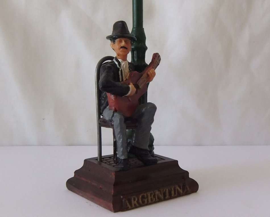 FROM ARGENTINA !! A VINTAGE HAND PAINTED RESIN FIGURE OF A GUITARIST RESTING AT A LAMP POST !! SWEET
