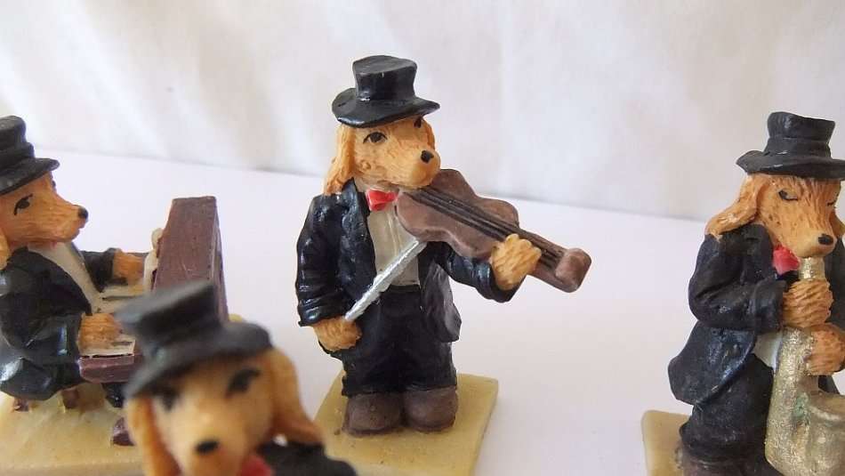 FOR K9 LOVERS !! A VERY CHARMING 8 PIECE RESIN COMPOSITE DOGGY BAND !! TOO SWEET !!