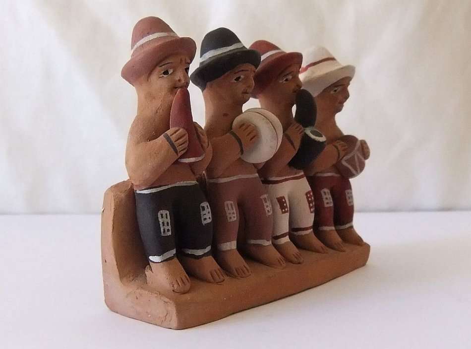 FOLK ART !! A CHARMING VINTAGE HAND PAINTED POTTERY GROUP OF MUSICIANS ORNAMENT !! FROM URUGUAY !!