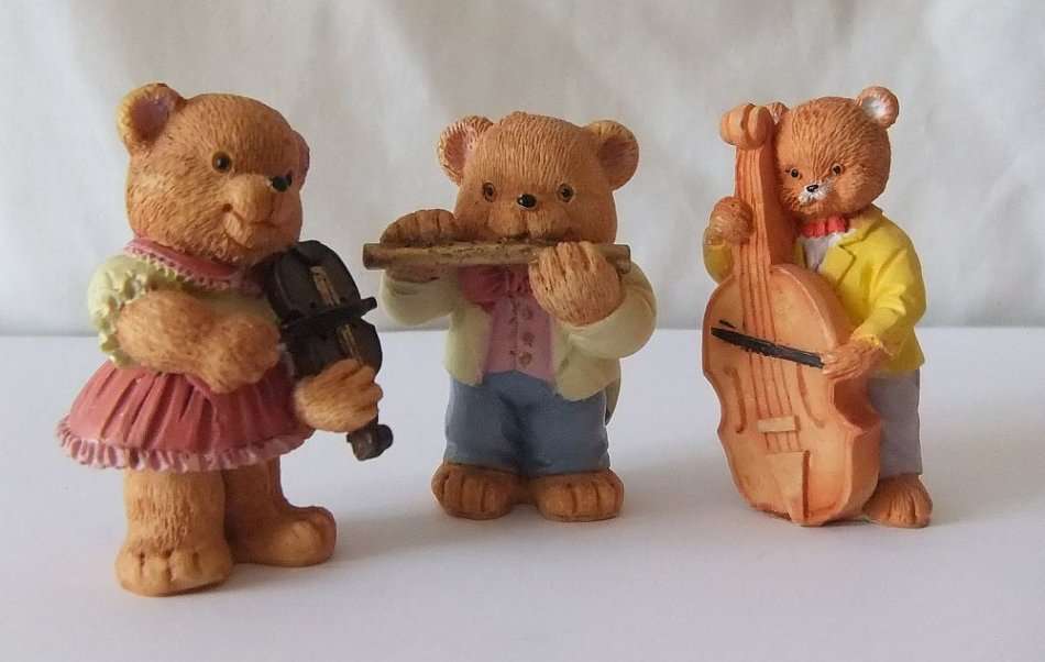 SO CUTE !! A BEAUTIFULLY DETAILED VINTAGE RESIN COMPOSITE MUSICAL TRIO OF BEARS !! BID FOR ALL !!