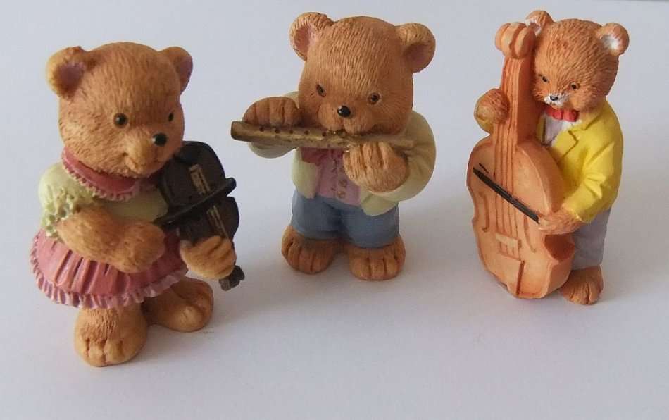 SO CUTE !! A BEAUTIFULLY DETAILED VINTAGE RESIN COMPOSITE MUSICAL TRIO OF BEARS !! BID FOR ALL !!