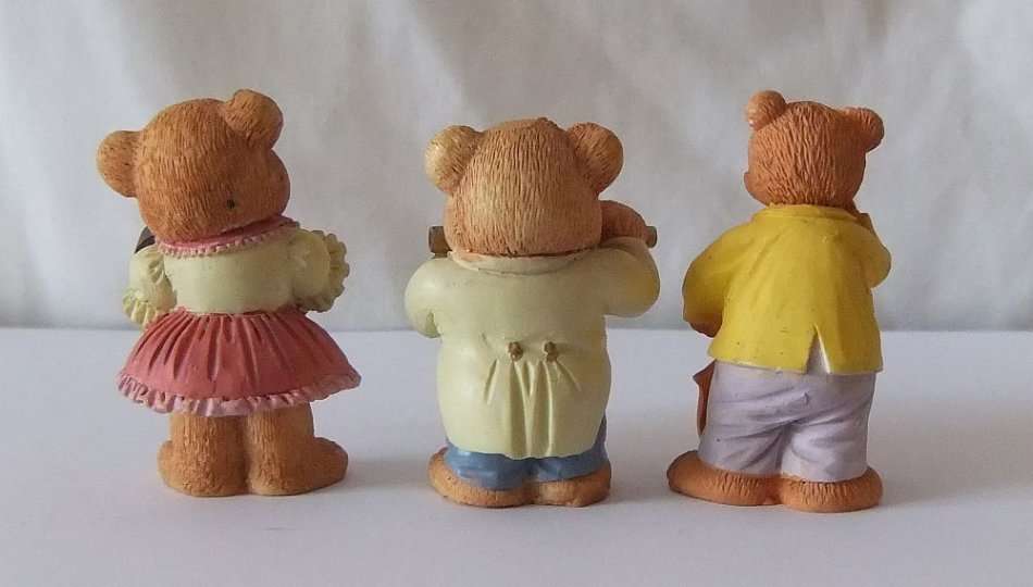 SO CUTE !! A BEAUTIFULLY DETAILED VINTAGE RESIN COMPOSITE MUSICAL TRIO OF BEARS !! BID FOR ALL !!