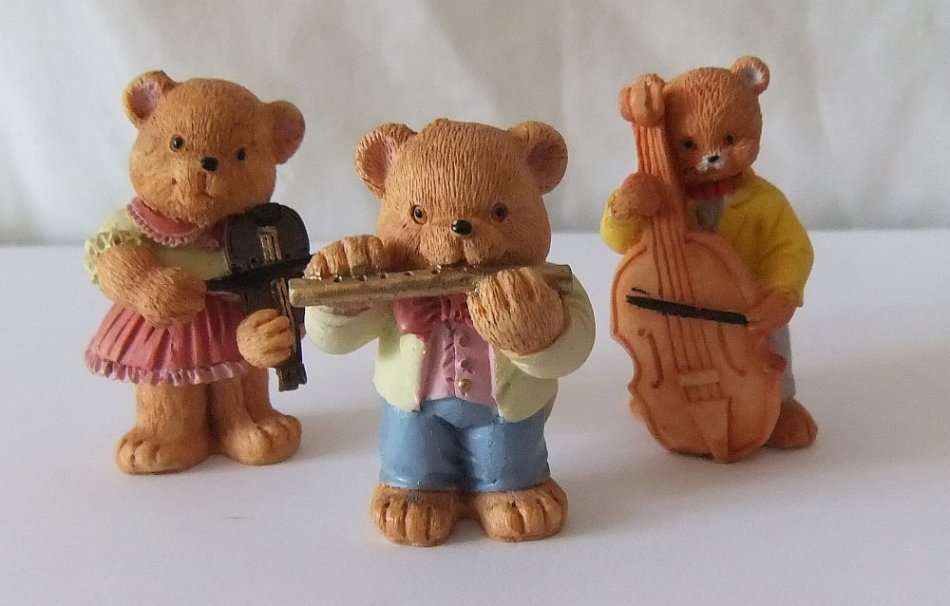 SO CUTE !! A BEAUTIFULLY DETAILED VINTAGE RESIN COMPOSITE MUSICAL TRIO OF BEARS !! BID FOR ALL !!