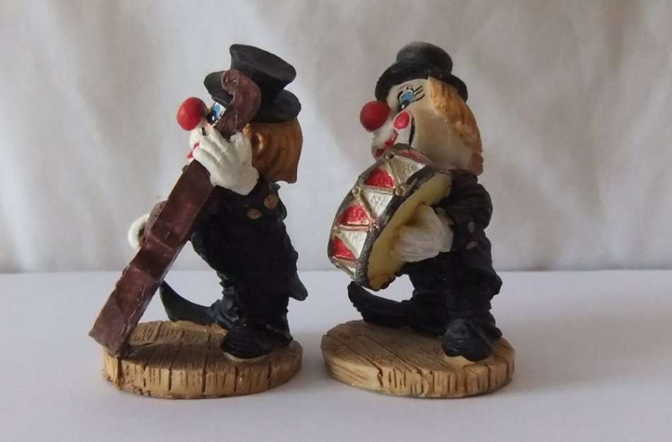 TOO CUTE !! A PAIR OF BEAUTIFULLY DETAILED HAND PAINTED RESIN COMPOSITE CLOWN FIGURES !! MUST SEE !!