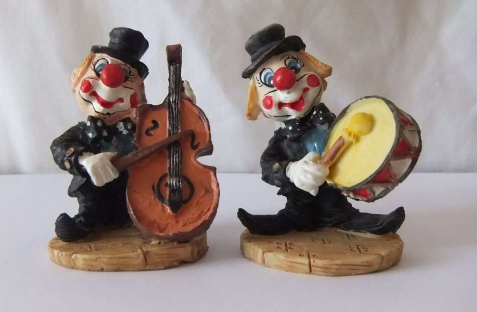 TOO CUTE !! A PAIR OF BEAUTIFULLY DETAILED HAND PAINTED RESIN COMPOSITE CLOWN FIGURES !! MUST SEE !!