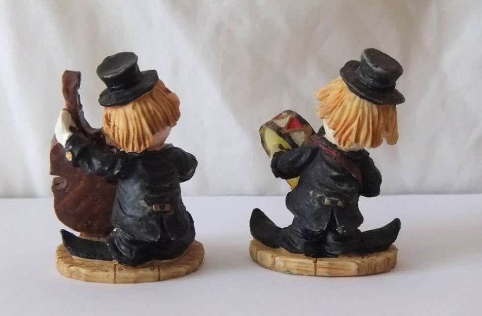 TOO CUTE !! A PAIR OF BEAUTIFULLY DETAILED HAND PAINTED RESIN COMPOSITE CLOWN FIGURES !! MUST SEE !!