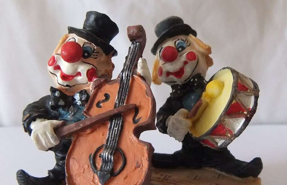 TOO CUTE !! A PAIR OF BEAUTIFULLY DETAILED HAND PAINTED RESIN COMPOSITE CLOWN FIGURES !! MUST SEE !!