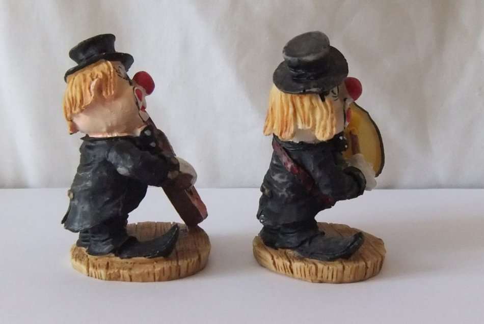 TOO CUTE !! A PAIR OF BEAUTIFULLY DETAILED HAND PAINTED RESIN COMPOSITE CLOWN FIGURES !! MUST SEE !!