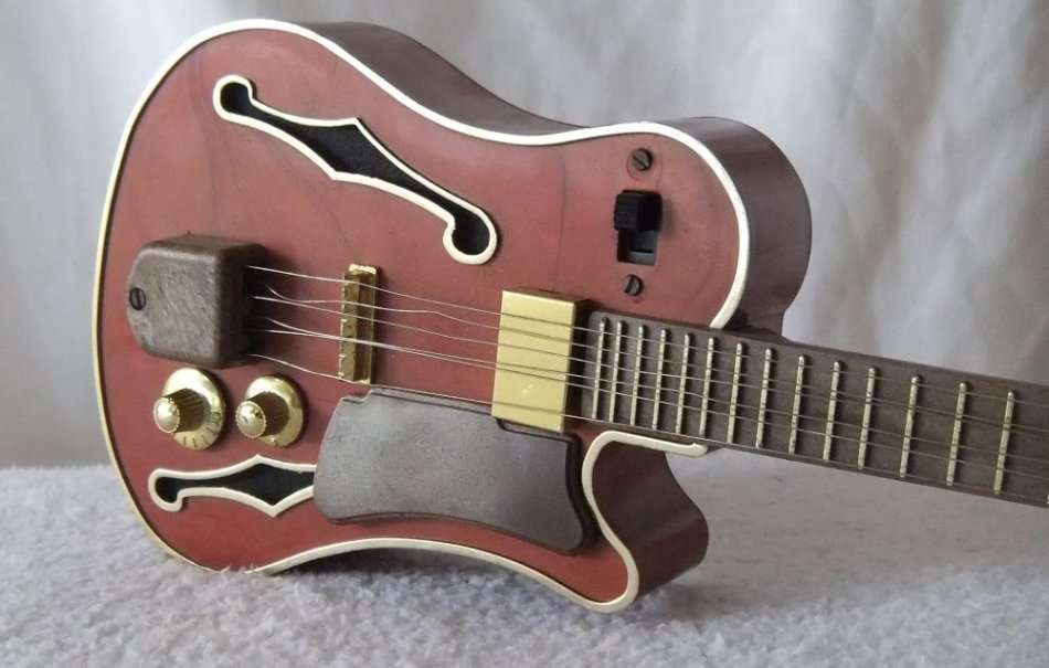 NOT JUST A INTRICATELY DETAILED MODEL OF AN ELECTRIC GUITAR !! ALSO A WORKING RADIO !! OH MY SOUL !!