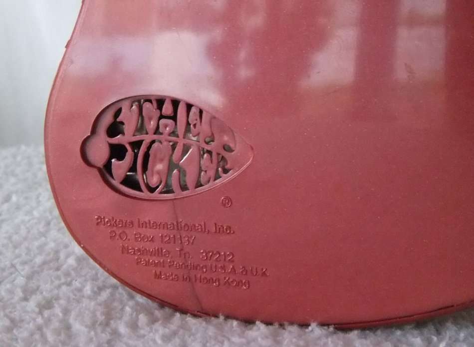 NOT JUST A INTRICATELY DETAILED MODEL OF AN ELECTRIC GUITAR !! ALSO A WORKING RADIO !! OH MY SOUL !!