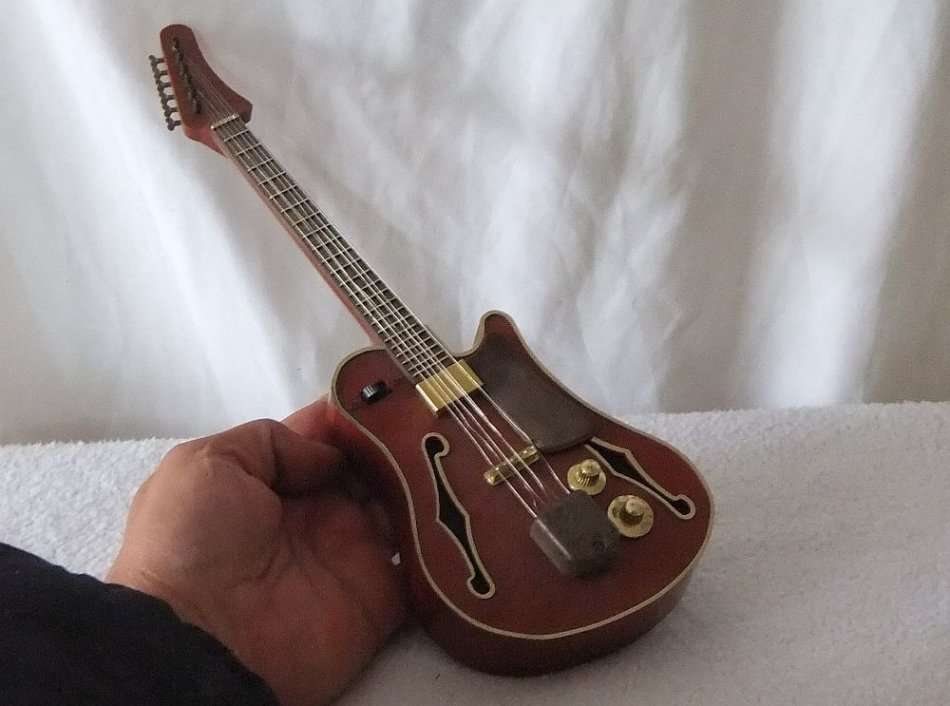 NOT JUST A INTRICATELY DETAILED MODEL OF AN ELECTRIC GUITAR !! ALSO A WORKING RADIO !! OH MY SOUL !!