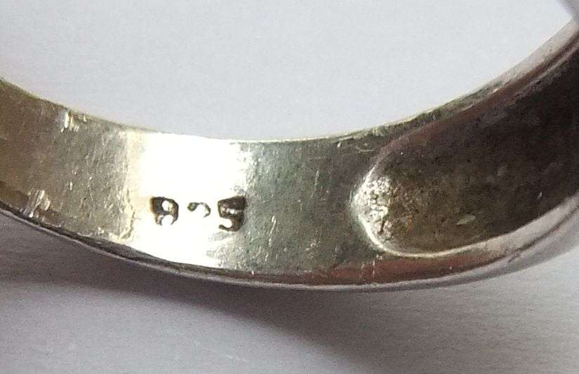 WOW !! A BEAUTIFUL SOLID STERLING SILVER RING SET WITH A FACETED PURPLE STONE AND TWO TINY STONES !!