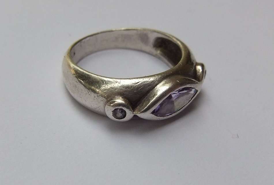 WOW !! A BEAUTIFUL SOLID STERLING SILVER RING SET WITH A FACETED PURPLE STONE AND TWO TINY STONES !!