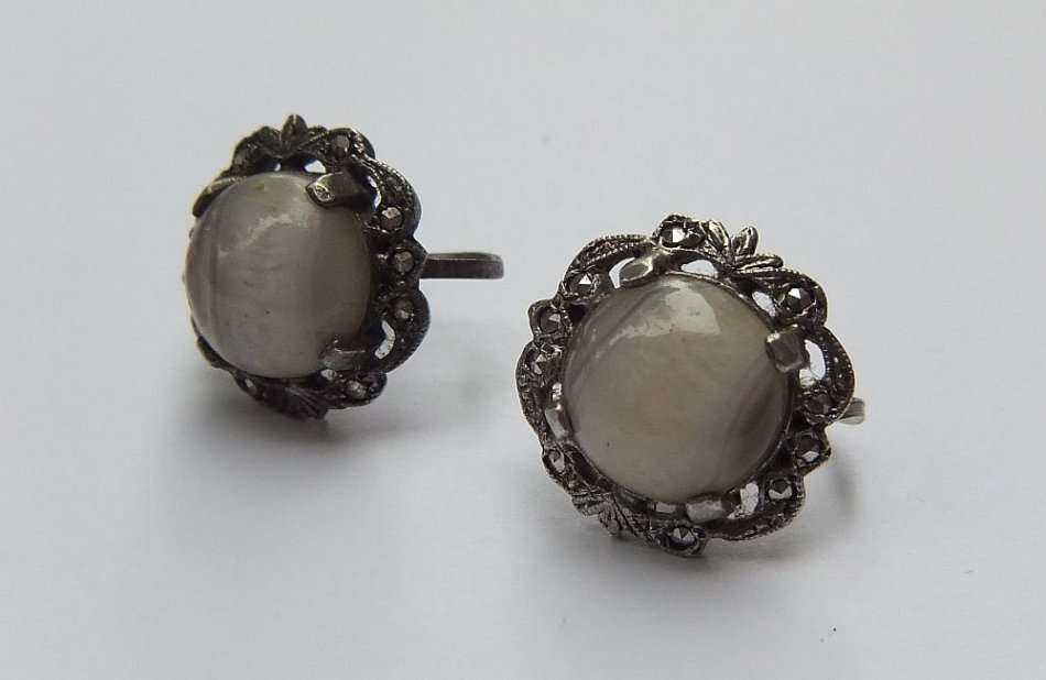 WOW !! A VINTAGE PAIR OF SOLID STERLING SILVER SCREW ON EARRINGS SET WITH CABOCHON AGATE STONES !!
