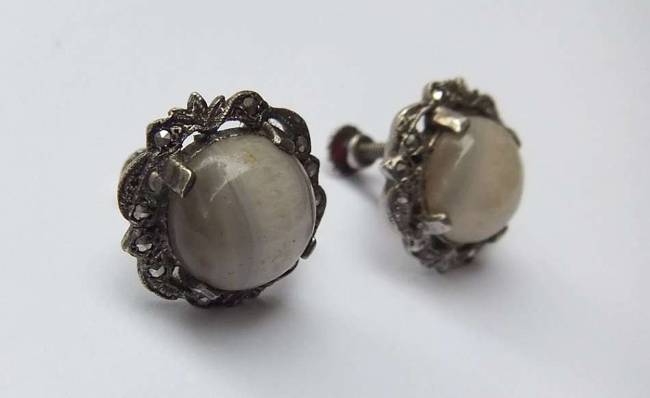 WOW !! A VINTAGE PAIR OF SOLID STERLING SILVER SCREW ON EARRINGS SET WITH CABOCHON AGATE STONES !!