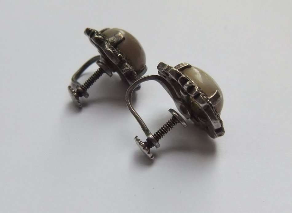 WOW !! A VINTAGE PAIR OF SOLID STERLING SILVER SCREW ON EARRINGS SET WITH CABOCHON AGATE STONES !!