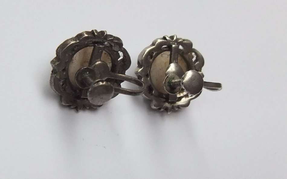 WOW !! A VINTAGE PAIR OF SOLID STERLING SILVER SCREW ON EARRINGS SET WITH CABOCHON AGATE STONES !!