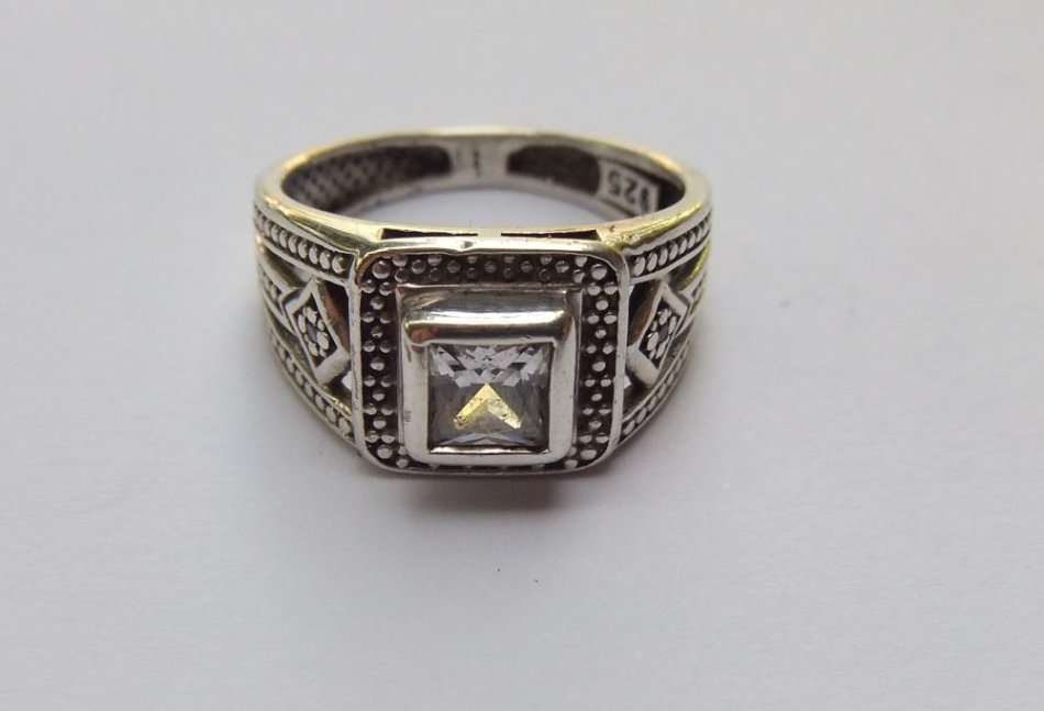 WOW !! A TOP QUALITY BEAUTIFULLY DESIGNED SOLID STERLING SILVER RING SET WITH FACETED STONES !!