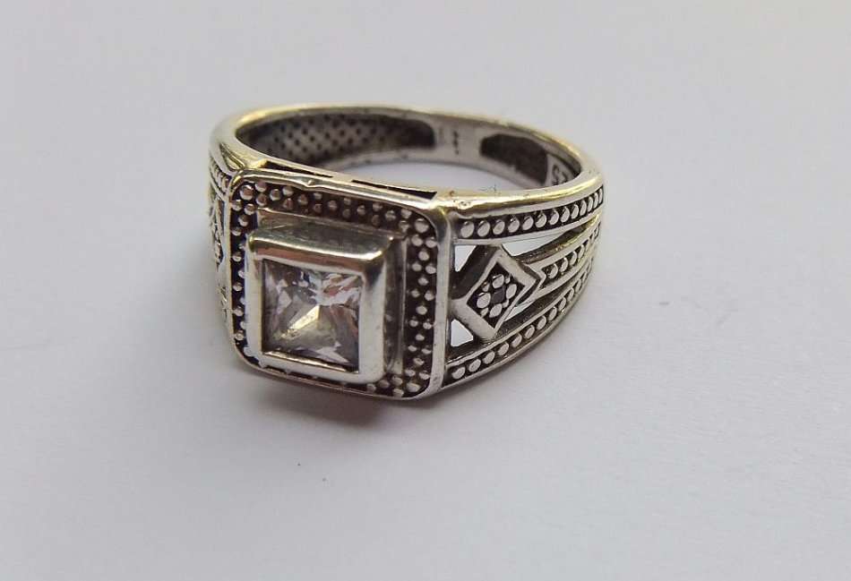 WOW !! A TOP QUALITY BEAUTIFULLY DESIGNED SOLID STERLING SILVER RING SET WITH FACETED STONES !!