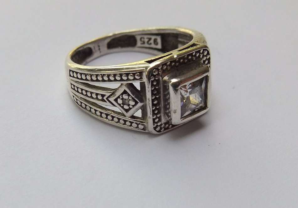 WOW !! A TOP QUALITY BEAUTIFULLY DESIGNED SOLID STERLING SILVER RING SET WITH FACETED STONES !!