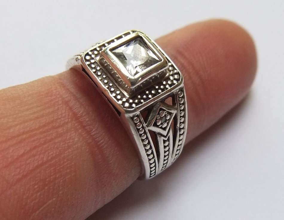 WOW !! A TOP QUALITY BEAUTIFULLY DESIGNED SOLID STERLING SILVER RING SET WITH FACETED STONES !!