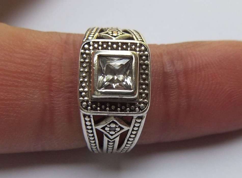 WOW !! A TOP QUALITY BEAUTIFULLY DESIGNED SOLID STERLING SILVER RING SET WITH FACETED STONES !!