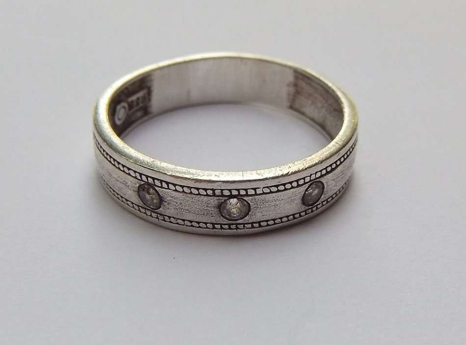 EXTRA BIG !! A MAGNIFICENT QUALITY SOLID STERLING SILVER DESIGNER RING SET WITH 3 FACETED STONES !!