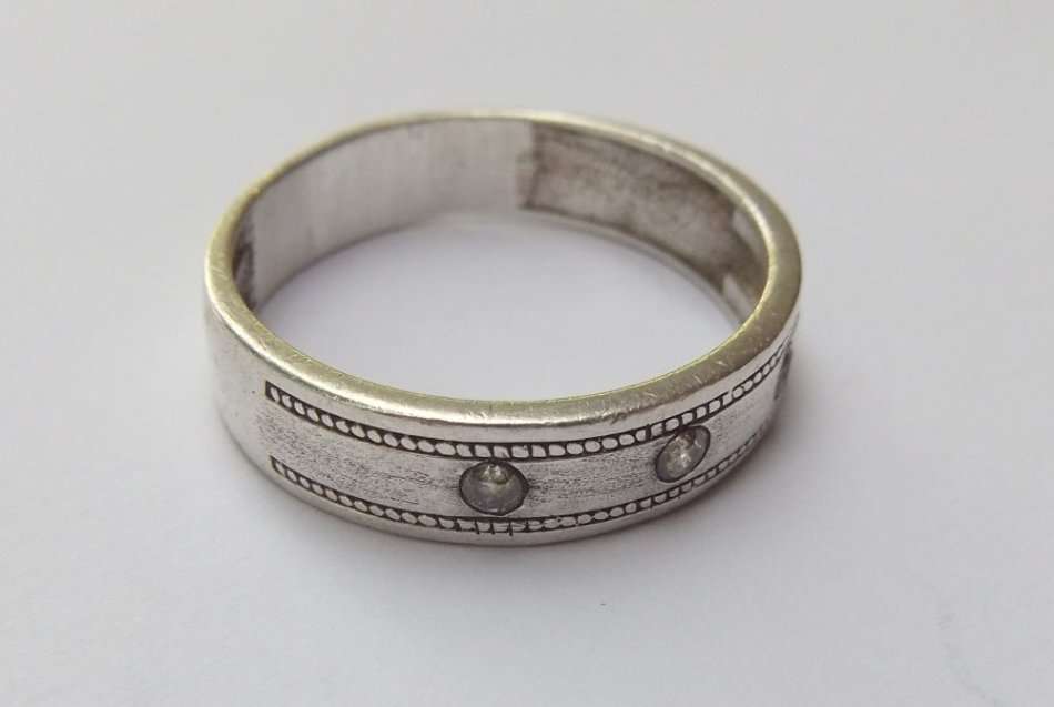 EXTRA BIG !! A MAGNIFICENT QUALITY SOLID STERLING SILVER DESIGNER RING SET WITH 3 FACETED STONES !!