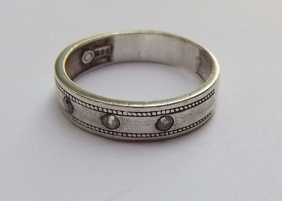 EXTRA BIG !! A MAGNIFICENT QUALITY SOLID STERLING SILVER DESIGNER RING SET WITH 3 FACETED STONES !!