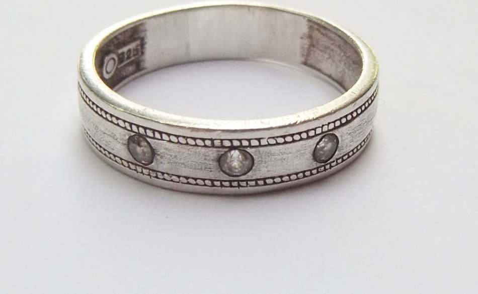 EXTRA BIG !! A MAGNIFICENT QUALITY SOLID STERLING SILVER DESIGNER RING SET WITH 3 FACETED STONES !!