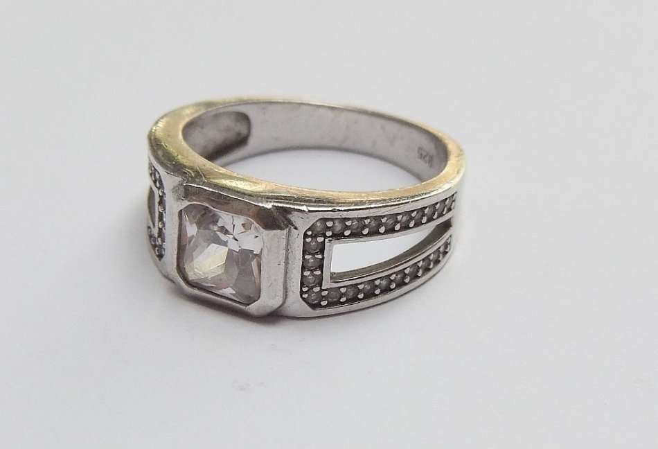 A STUNNING SOLID STERLING SILVER RING SET WITH OVER 40 FACETED CUBIC ZIRCONIAS !! GREAT CONDITION !!