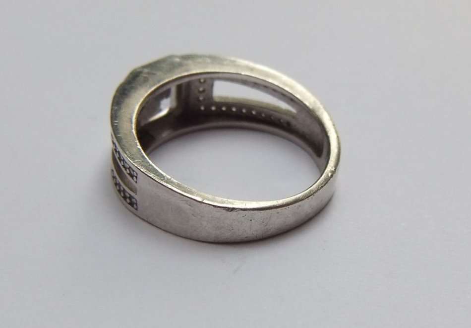 A STUNNING SOLID STERLING SILVER RING SET WITH OVER 40 FACETED CUBIC ZIRCONIAS !! GREAT CONDITION !!