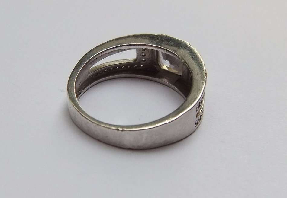 A STUNNING SOLID STERLING SILVER RING SET WITH OVER 40 FACETED CUBIC ZIRCONIAS !! GREAT CONDITION !!