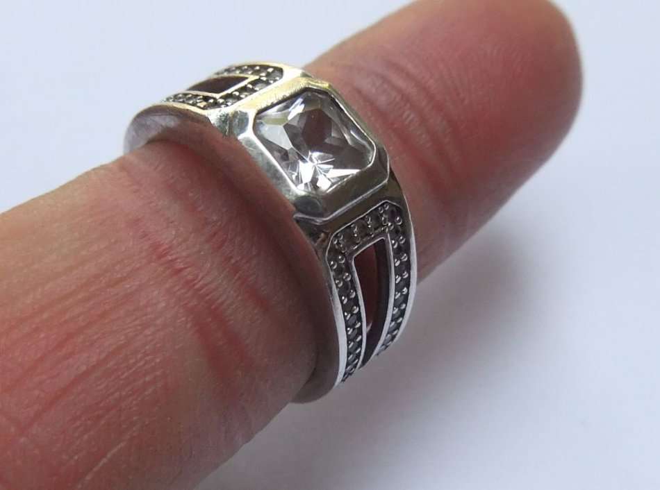 A STUNNING SOLID STERLING SILVER RING SET WITH OVER 40 FACETED CUBIC ZIRCONIAS !! GREAT CONDITION !!